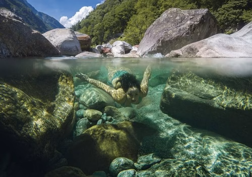 Val Verzasca: immagini subacque del fiume Verzasca. Nella foto una ragazza immersa nell'acqua del fiume Verzasca.
� Keystone / Ti-Press / Pablo Gianinazzi